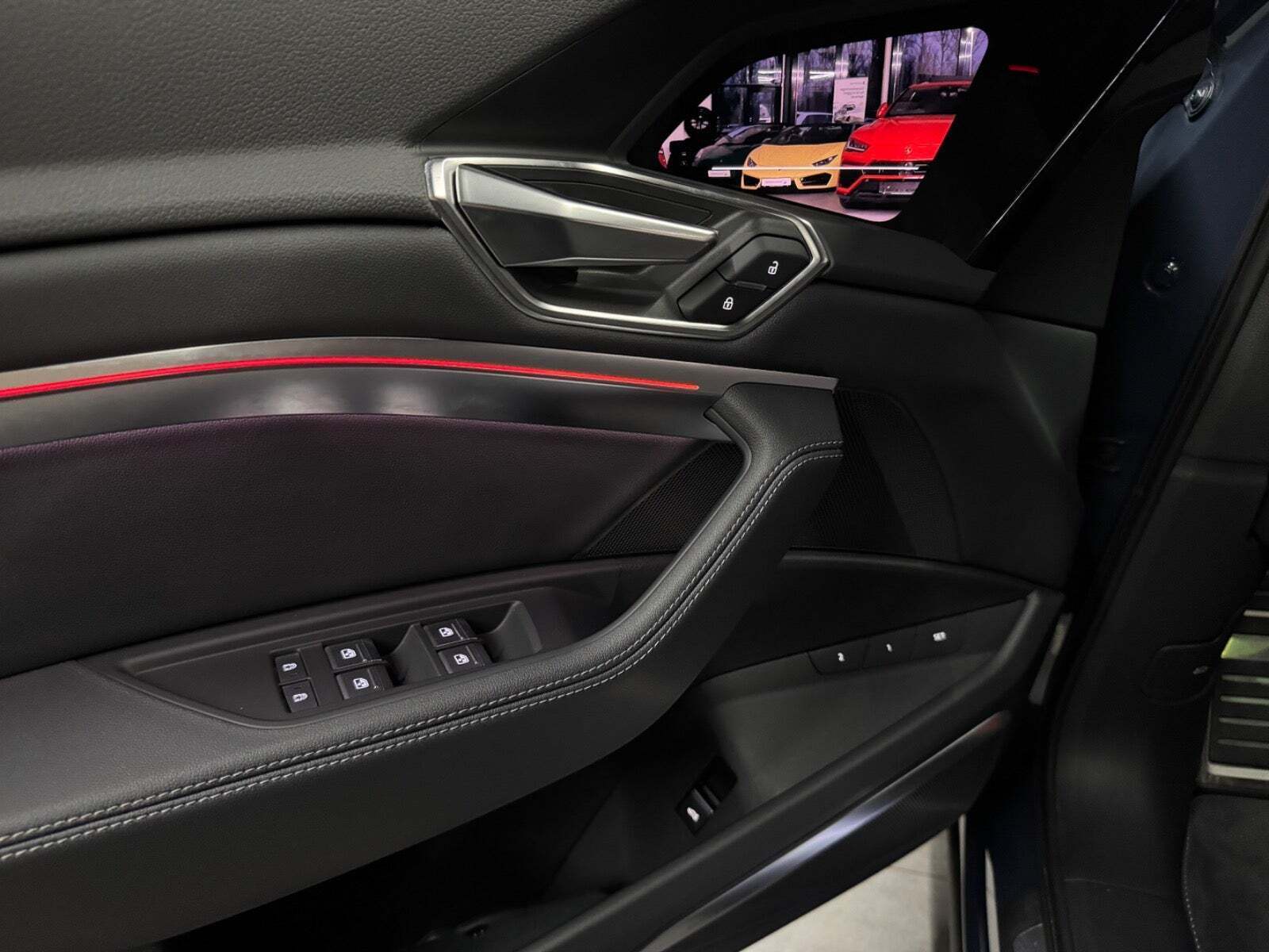 Blå Audi SQ8 e-tron fra 2024