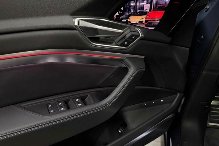 Blå Audi SQ8 e-tron fra 2024