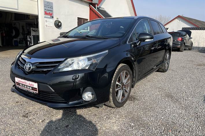 Sort Toyota Avensis fra 2014 set udefra