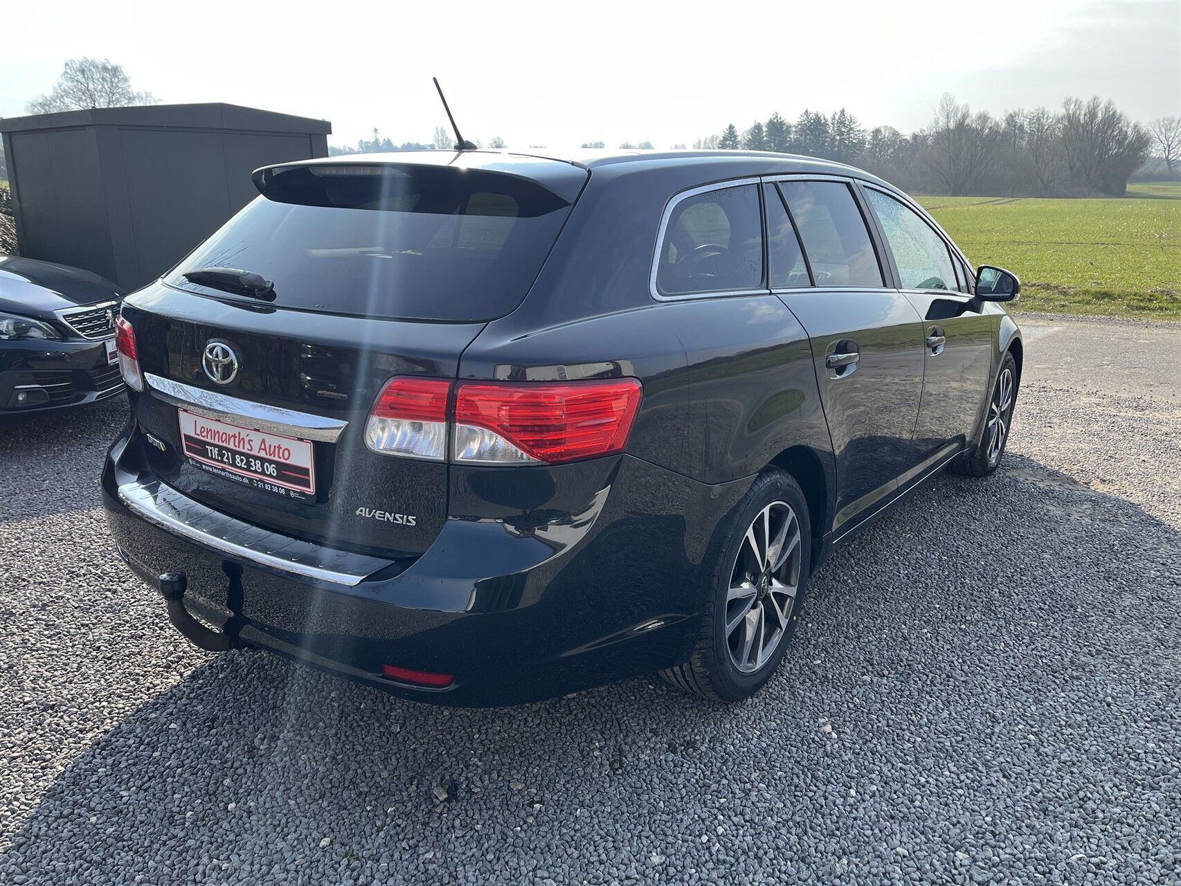 Sort Toyota Avensis fra 2014