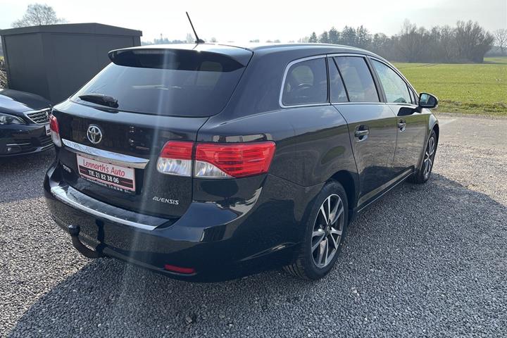 Sort Toyota Avensis fra 2014
