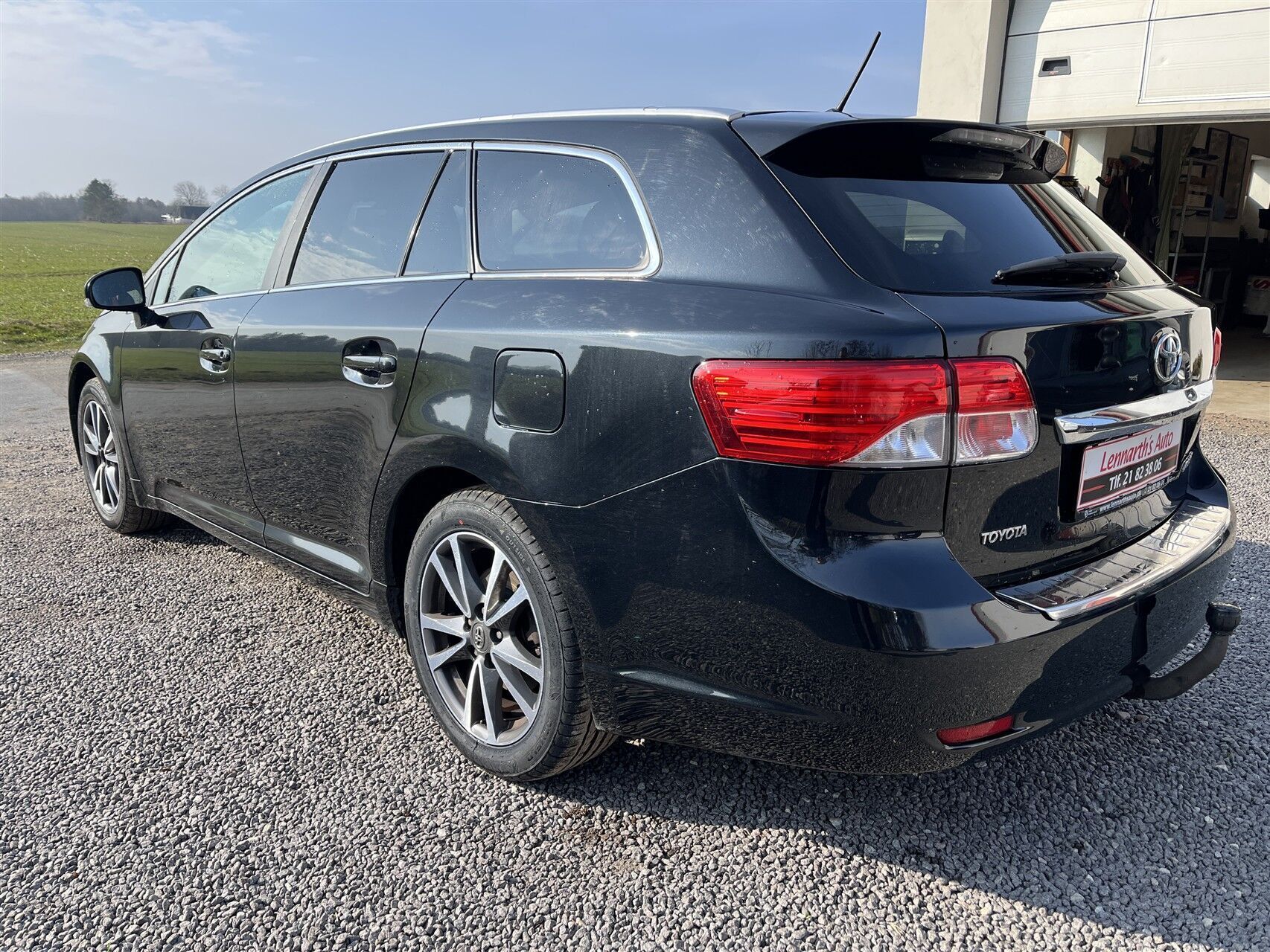 Sort Toyota Avensis fra 2014
