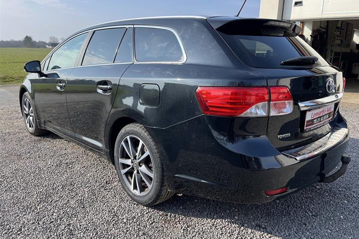 Sort Toyota Avensis fra 2014