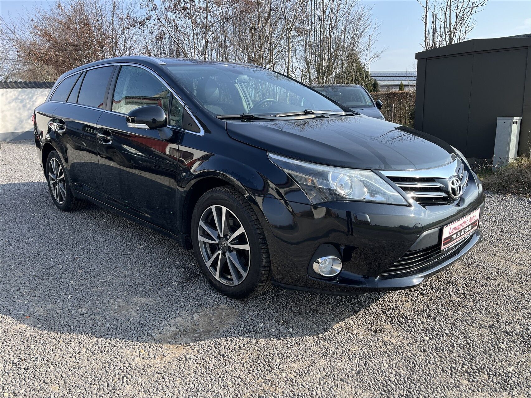 Sort Toyota Avensis fra 2014