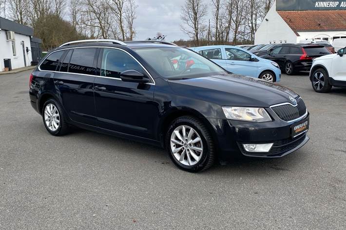 Sort Skoda Octavia fra 2015