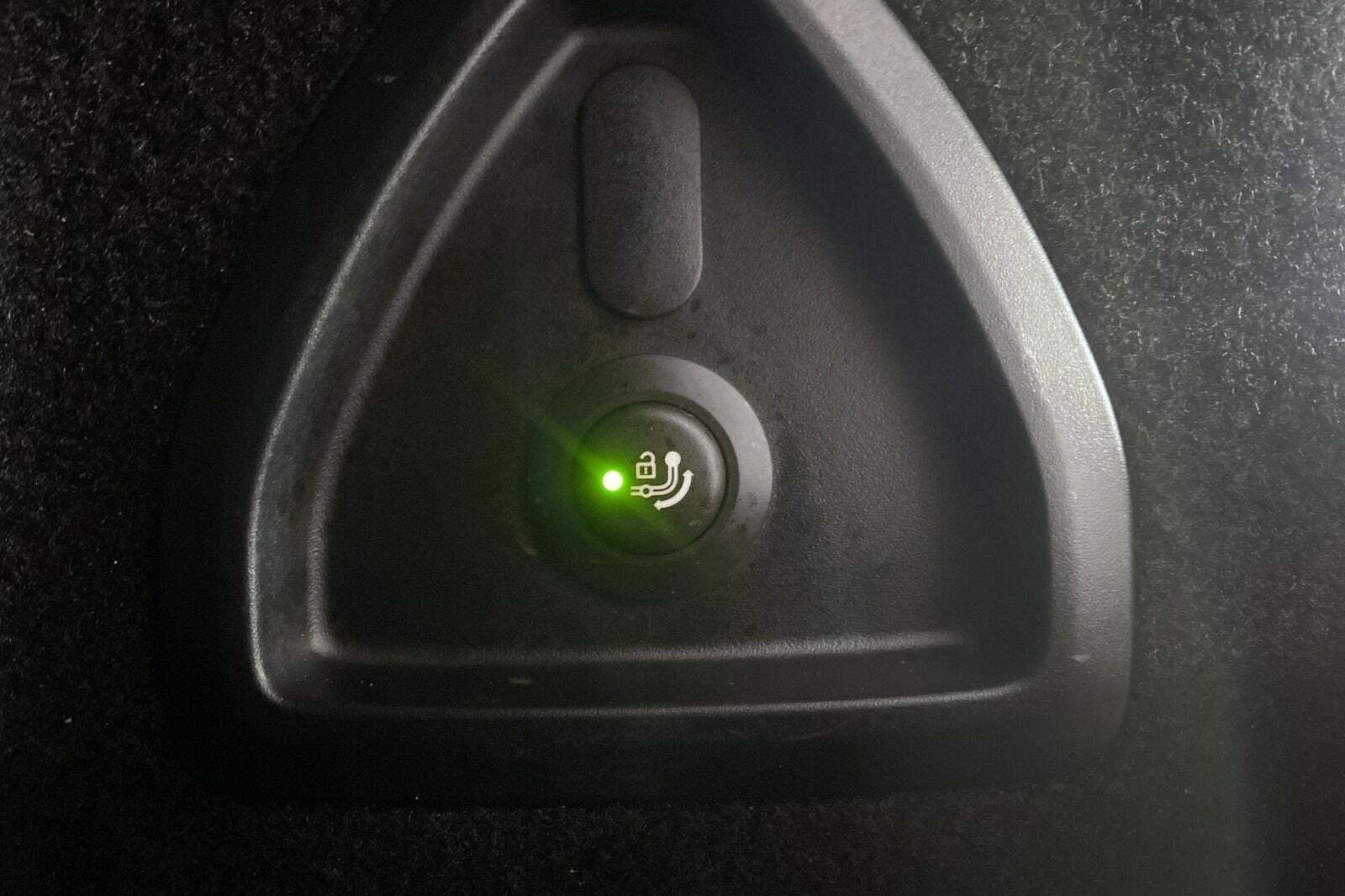 Grå BMW 545e fra 2022