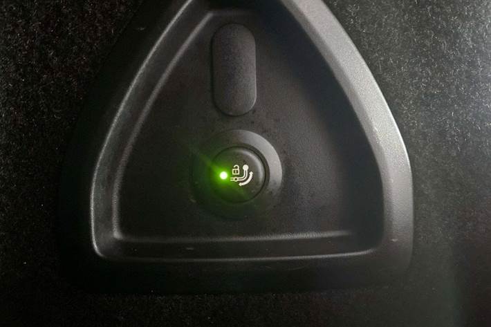 Grå BMW 545e fra 2022