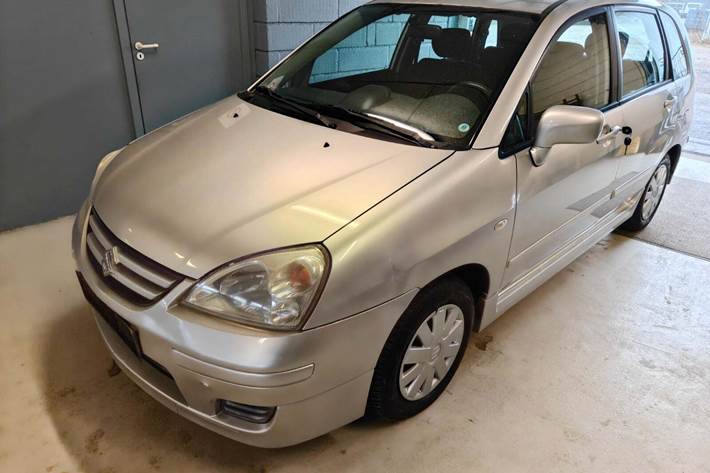 Gul Suzuki Liana fra 2006