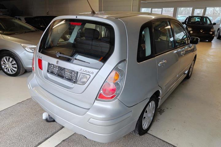 Gul Suzuki Liana fra 2006