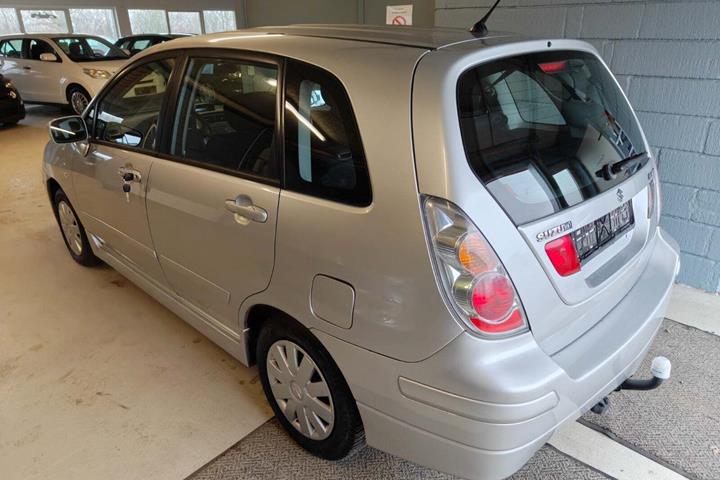 Gul Suzuki Liana fra 2006