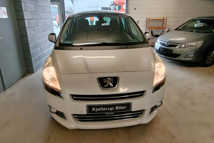 Gul Peugeot 5008 fra 2011