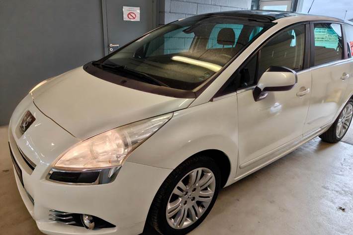 Gul Peugeot 5008 fra 2011