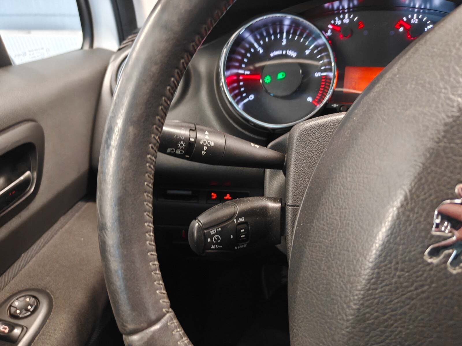 Gul Peugeot 5008 fra 2011