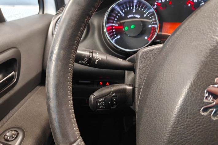 Gul Peugeot 5008 fra 2011