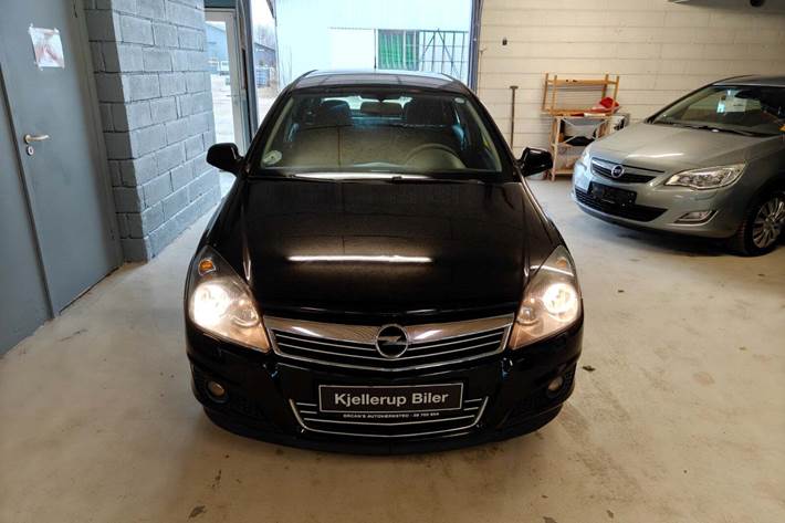 Gul Opel Astra fra 2011