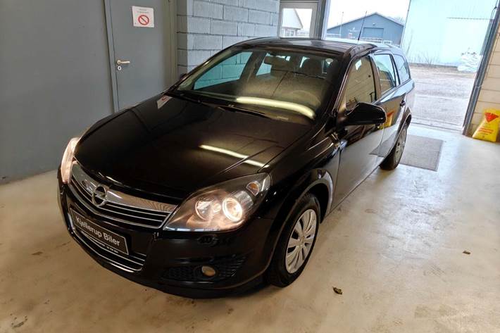 Gul Opel Astra fra 2011