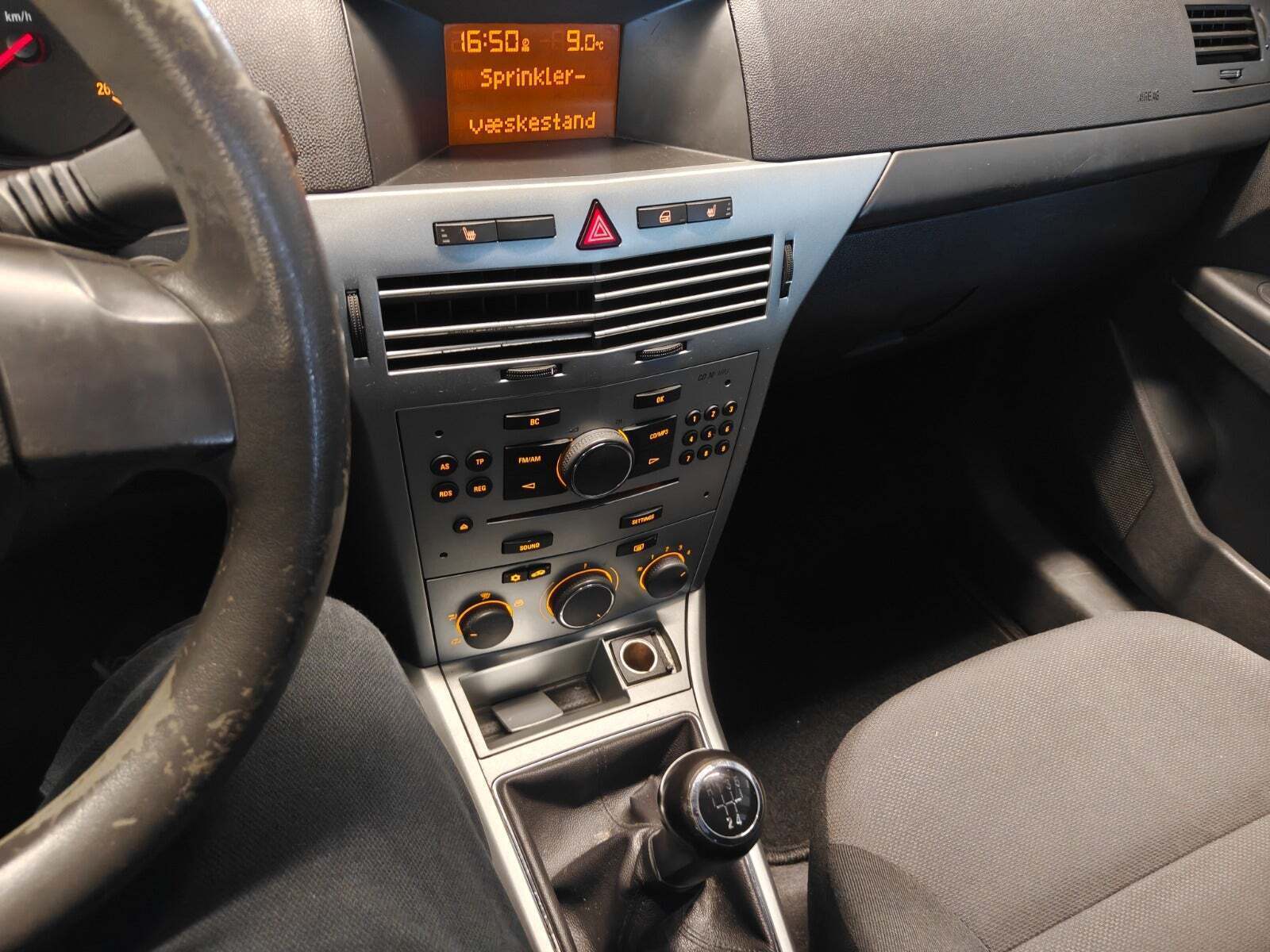 Gul Opel Astra fra 2011