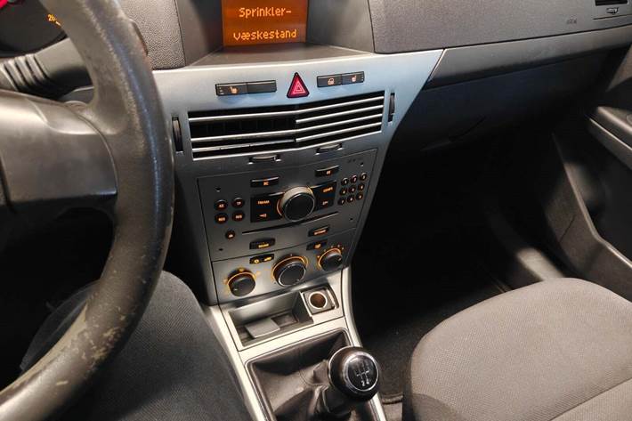 Gul Opel Astra fra 2011