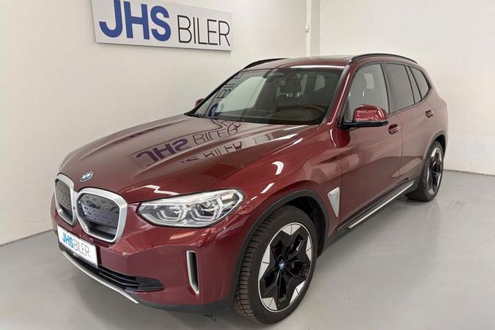 Rød BMW iX3 fra 2020 set udefra