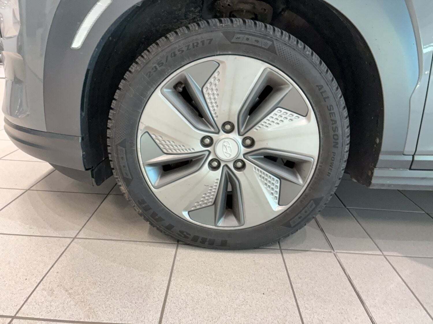 Grå Hyundai Kona fra 2019