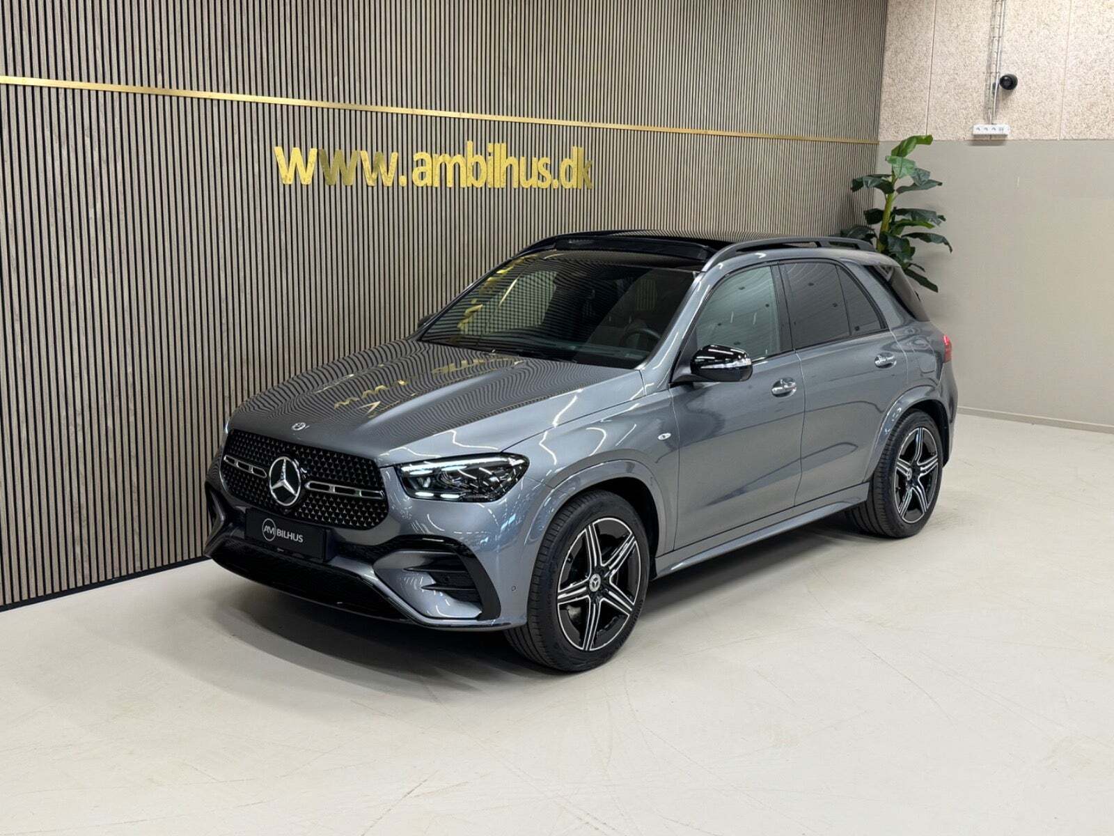 Grå Mercedes GLE350 de fra 2025 set udefra