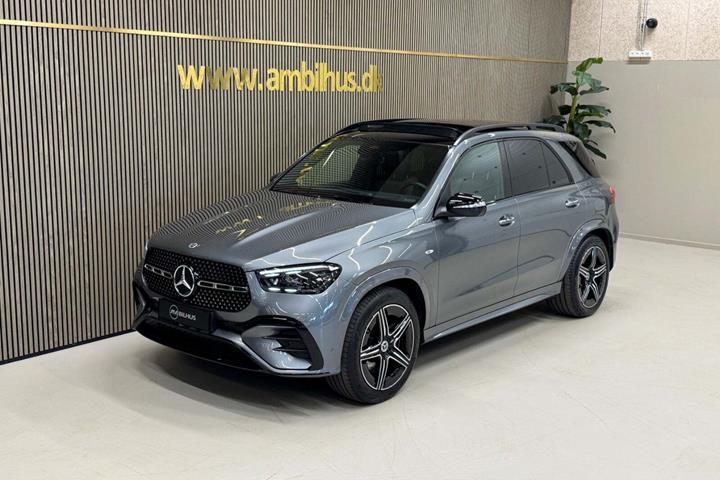 Grå Mercedes GLE350 de fra 2025 set udefra