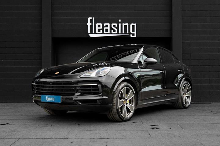 Sort Porsche Cayenne fra 2021 set udefra