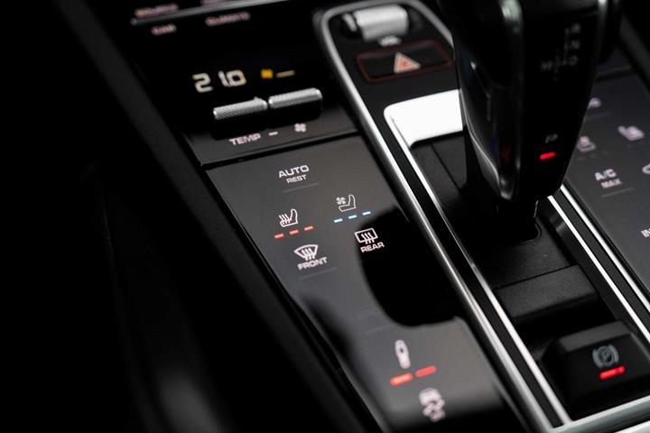 Sort Porsche Cayenne fra 2021