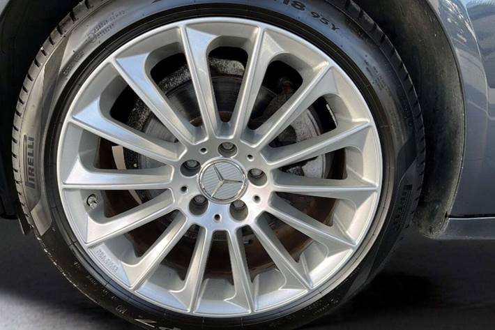 Grå Mercedes C200 fra 2015