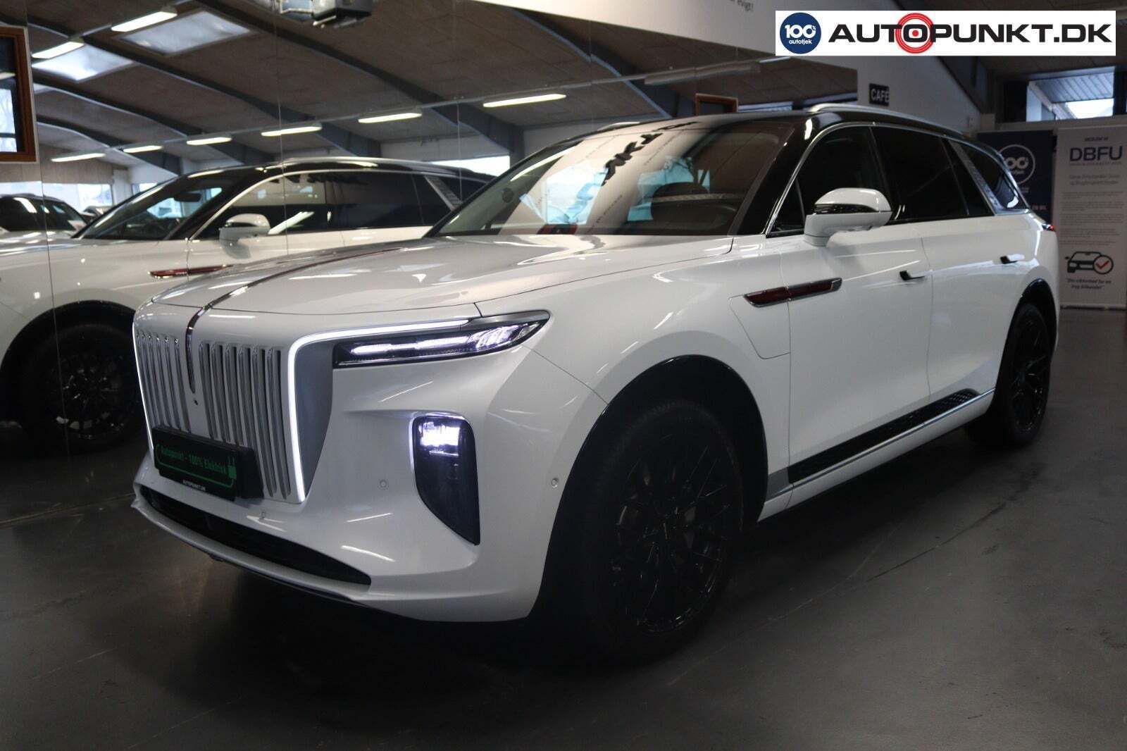 Hvid Hongqi E-HS9 fra 2024 set udefra