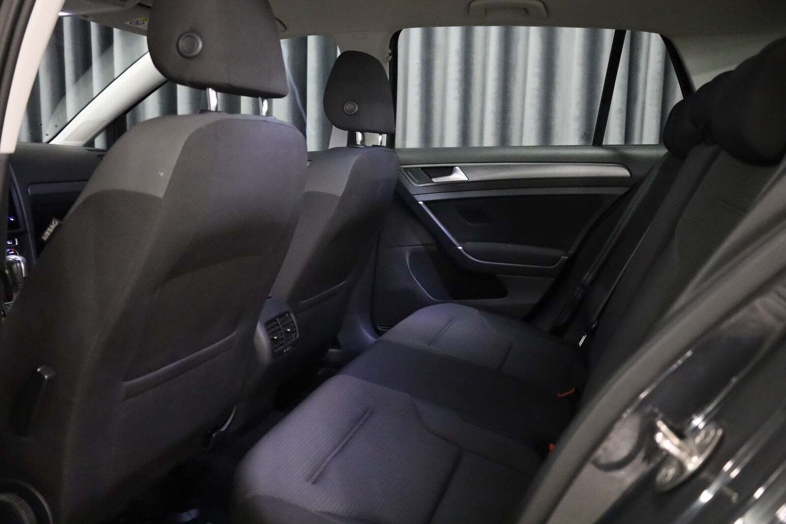 Grå VW e-Golf VII fra 2021