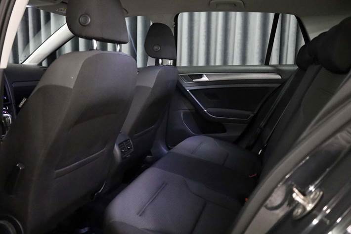 Grå VW e-Golf VII fra 2021