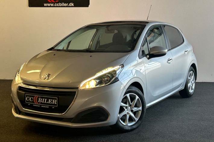 Sølv Peugeot 208 fra 2016 set udefra