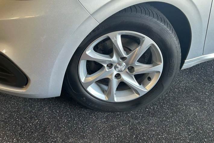 Sølv Peugeot 208 fra 2016