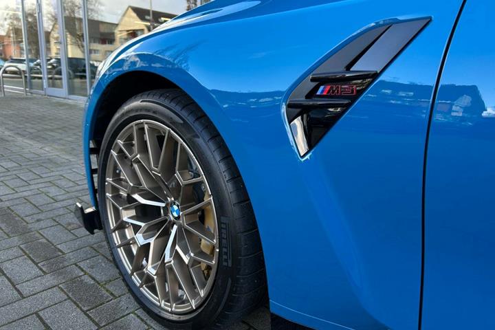 Blå BMW M3 fra 2025