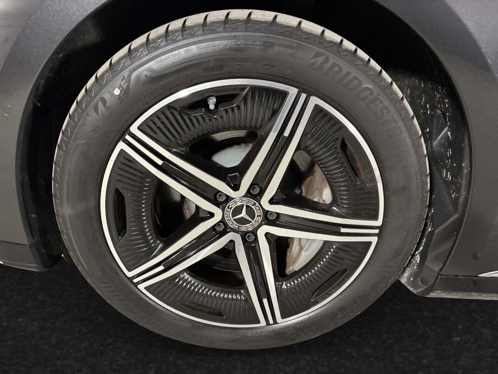 Grå Mercedes EQE350 fra 2024