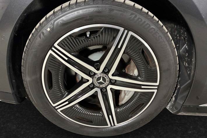 Grå Mercedes EQE350 fra 2024