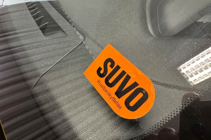 Gul Peugeot 208 fra 2023