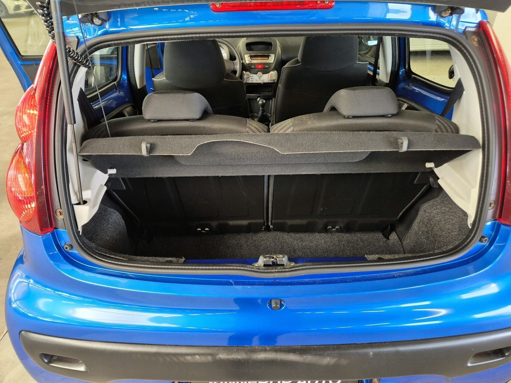 Blå Peugeot 107 fra 2013