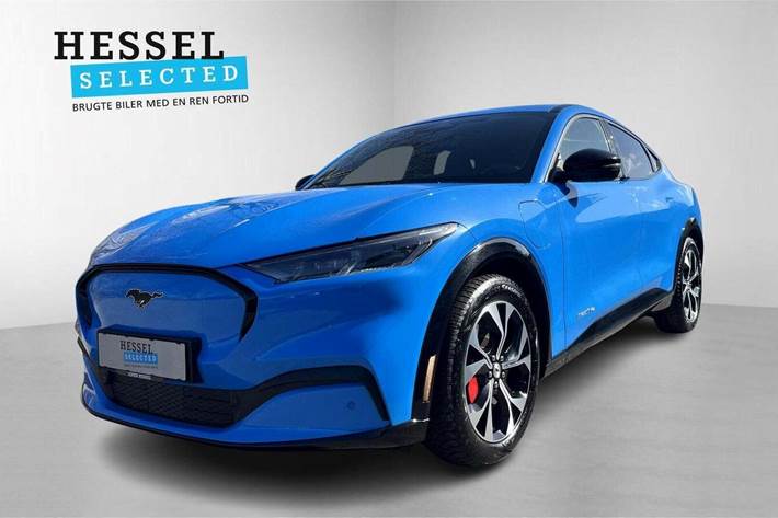 Blå Ford Mustang Mach-E fra 2023 set udefra