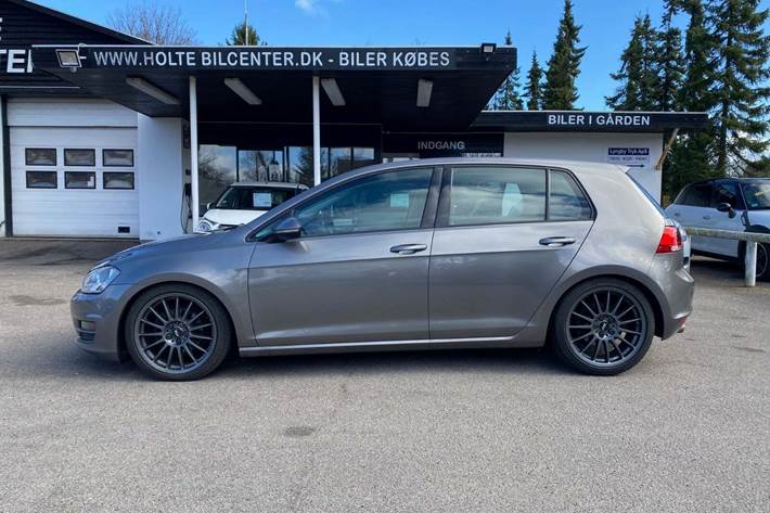 Grå VW Golf VII fra 2014