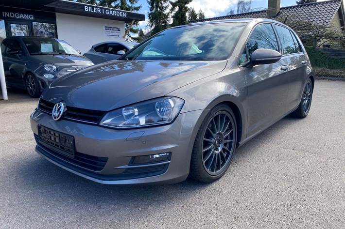 Grå VW Golf VII fra 2014