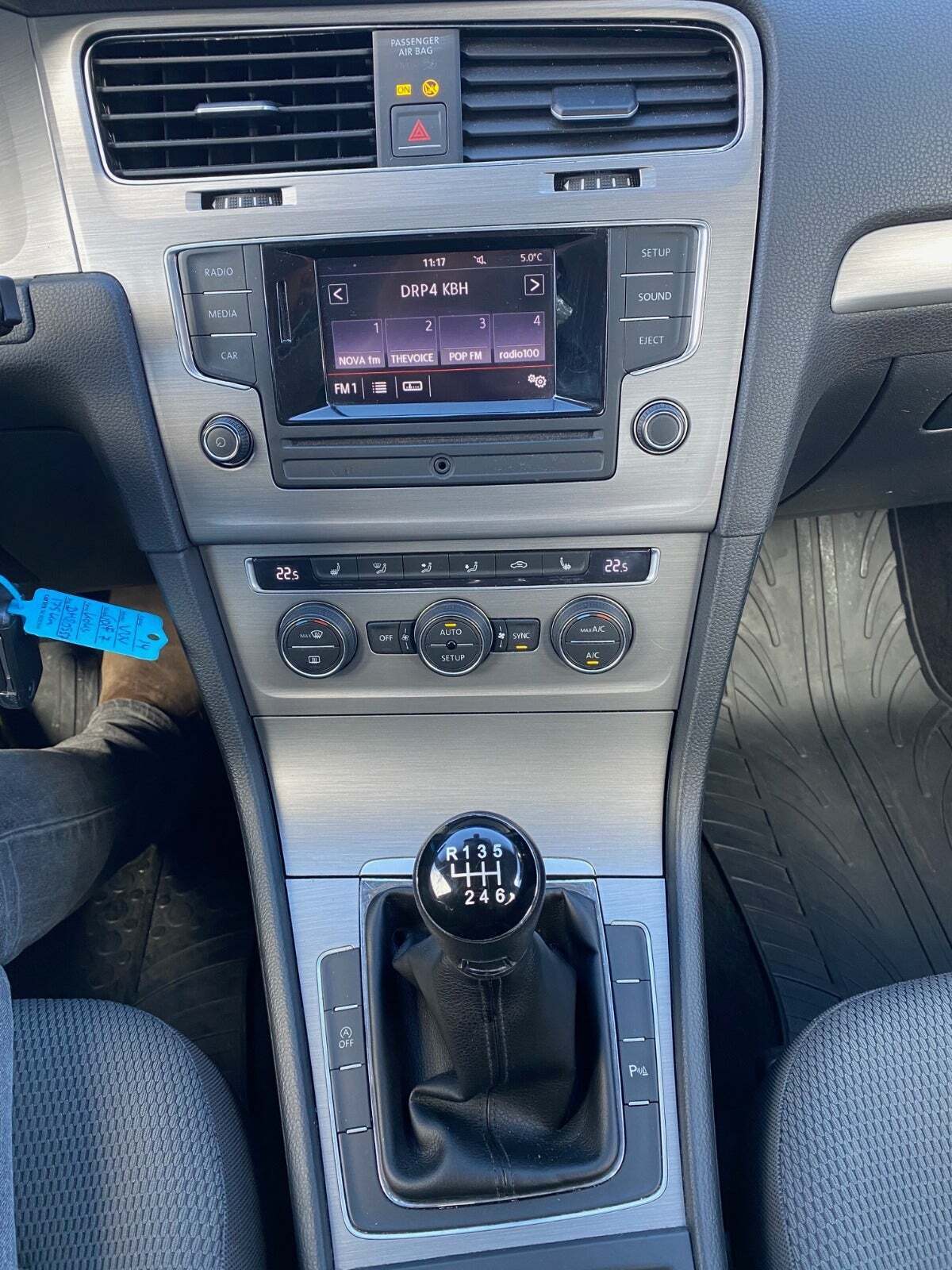 Grå VW Golf VII fra 2014