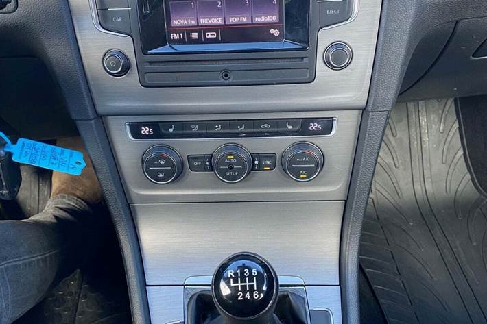 Grå VW Golf VII fra 2014