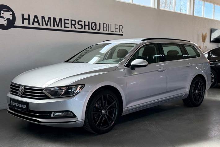 Sølv VW Passat fra 2016 set udefra