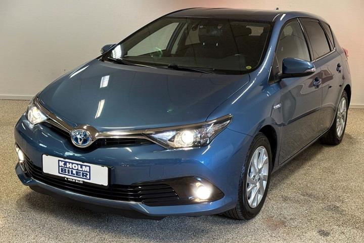 Blå Toyota Auris fra 2017 set udefra