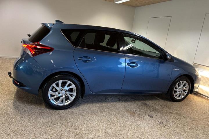 Blå Toyota Auris fra 2017