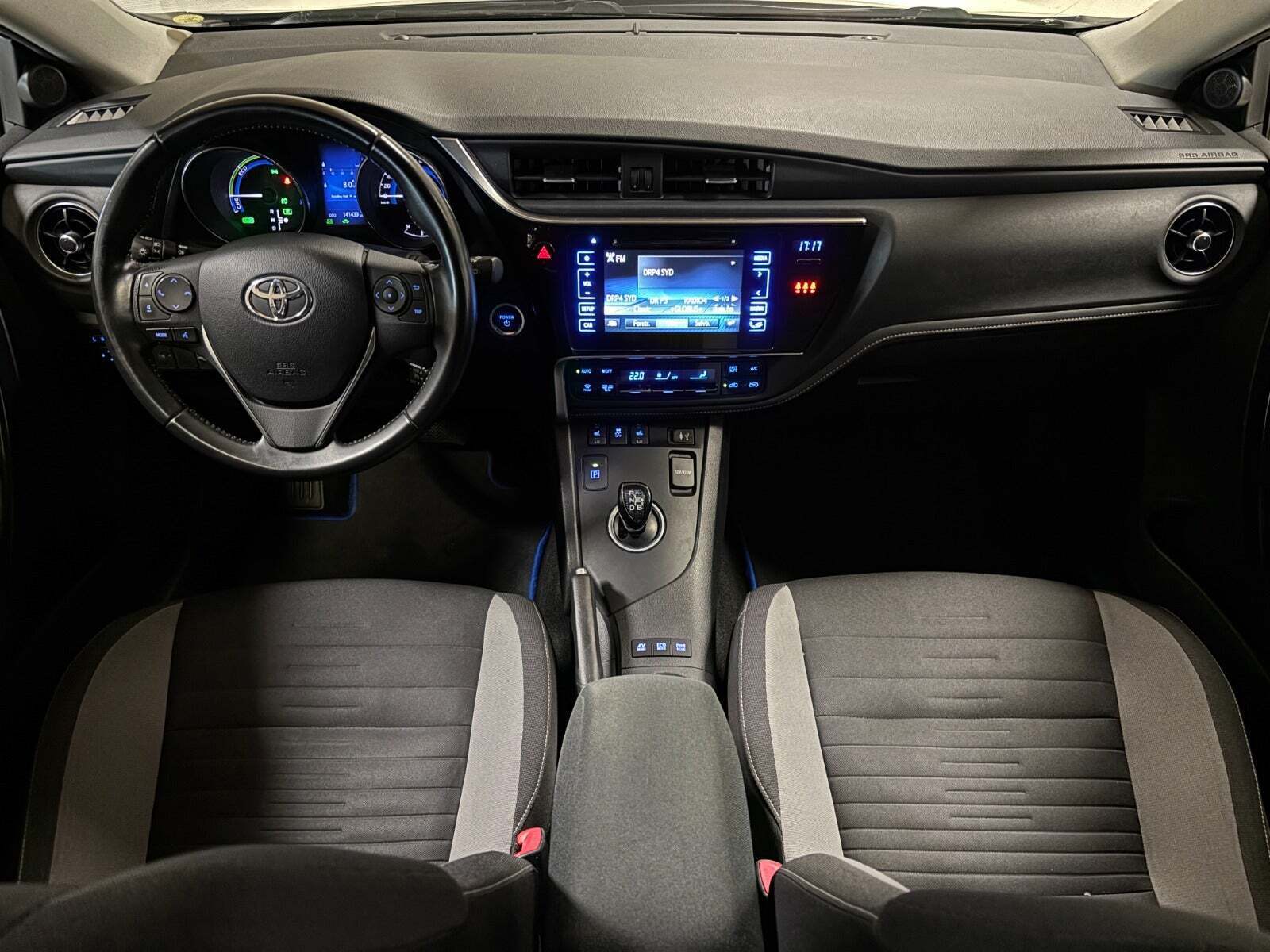 Blå Toyota Auris fra 2017 set indefra