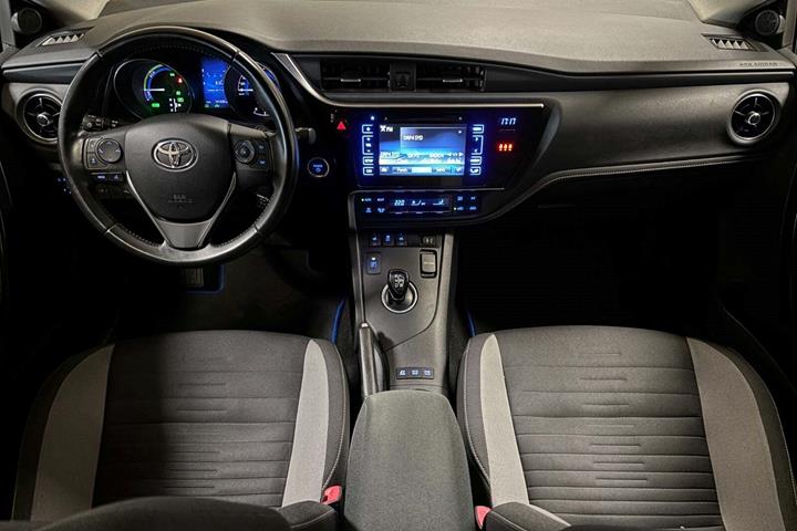Blå Toyota Auris fra 2017 set indefra