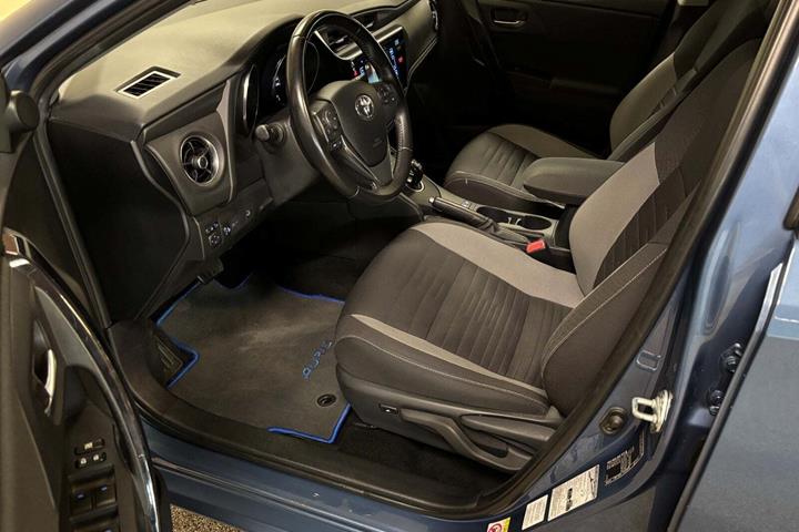 Blå Toyota Auris fra 2017 set indefra